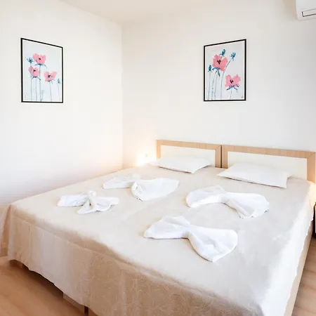 Seaside Apartment *